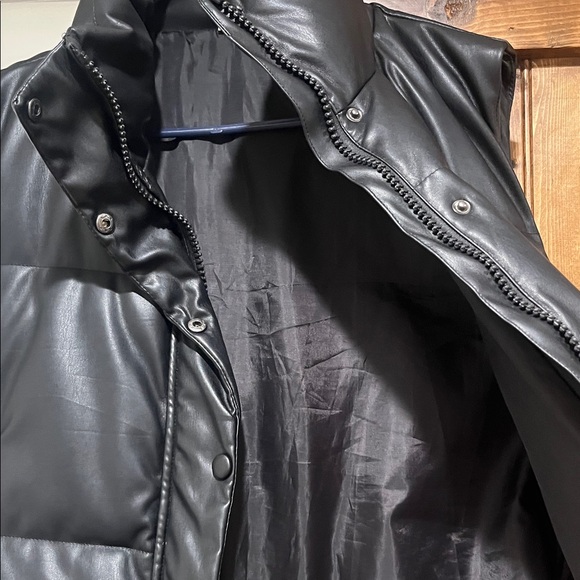 Sleek Black Puffer Vest for Women - Picture 4 of 6